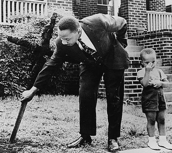 13 artin Luther King with his son removing a burnt cross from their front yard, 1960