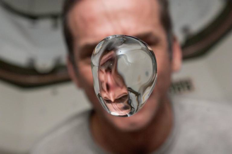 زندگی در مریخ - کریس هدفیلد با حباب‌های آب در ایستگاه فضایی بین المللی، منبع: ناسا