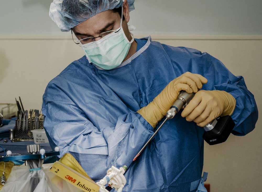 جراحی که می‌خواهد با کاشت ریزتراشه‌ای در مغز، آدم‌ها را به اینترنت وصل کند