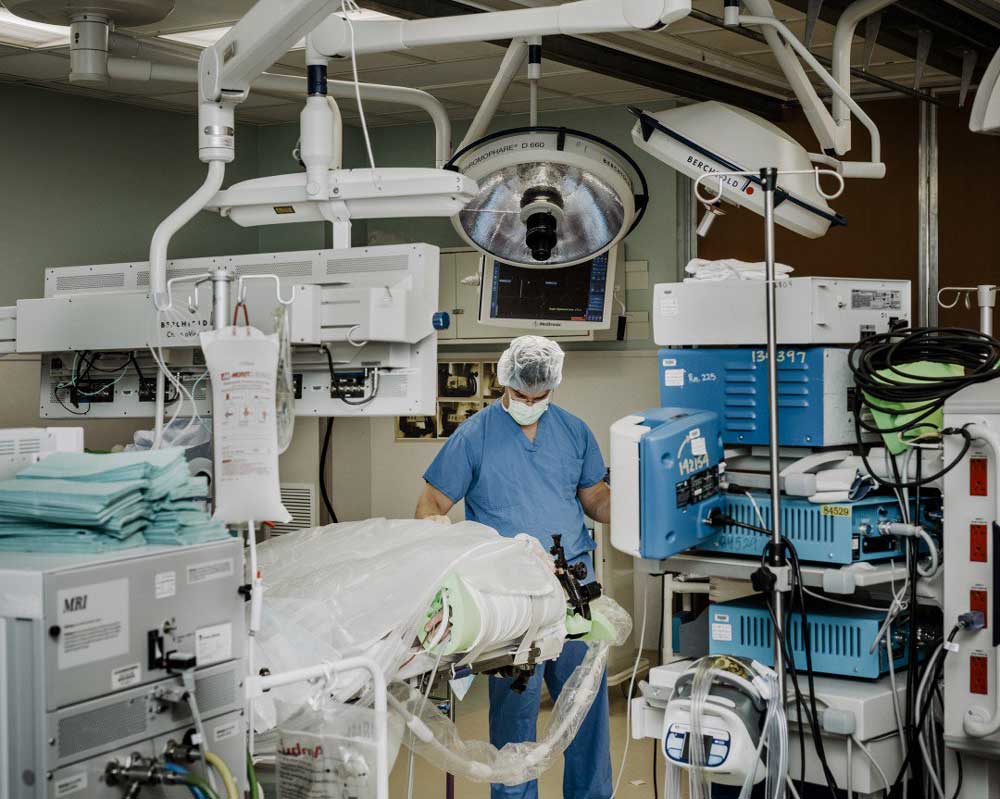 جراحی که می‌خواهد با کاشت ریزتراشه‌ای در مغز، آدم‌ها را به اینترنت وصل کند