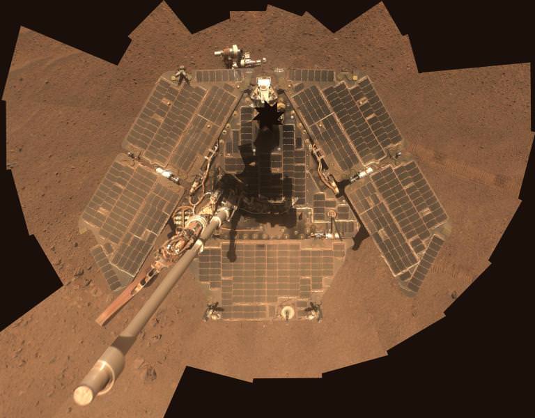 زندگی در مریخ - مریخ نورد آپورتونیتی که پنل های خورشیدی‌اش توسط باد تمیز شده، منبع: ناسا